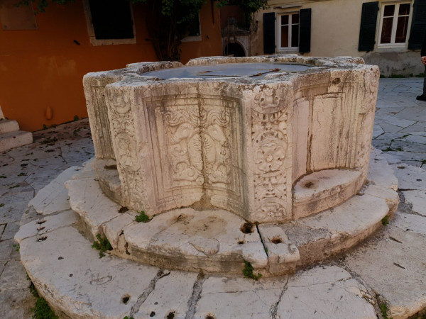 Κέρκυρα – Το θαυμαστό βενετσιάνικο πηγάδι στην πλατεία Κρεμαστής