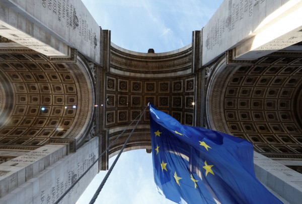Η σημαία της ΕΕ άναψε φωτιές στις γαλλικές εκλογές