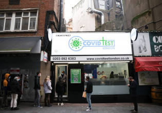 Βρετανία – «Καταστροφικά» και ανώφελα τα μεγάλης διάρκειας lockdown υποστηρίζει κορυφαίος επιδημιολόγος