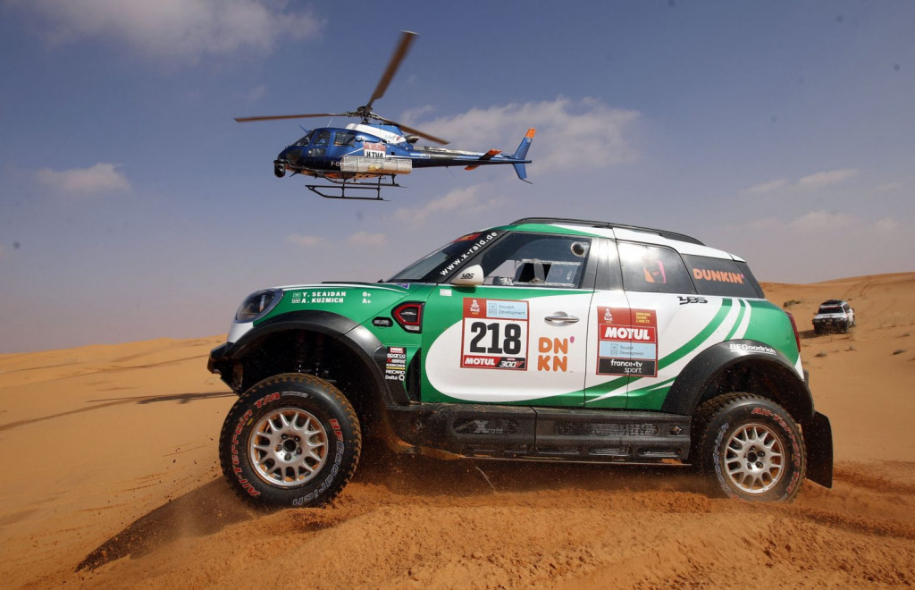 Ράλι Ντακάρ – Αυτοκίνητο πατάει μηχανή και αναβάτη