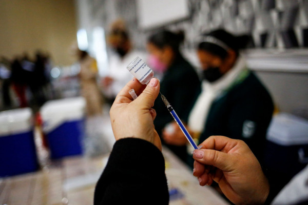 Όμικρον – Ακόμα δεν γνωρίζουμε αν θα χρειαστεί νέο εμβόλιο, λέει ο ΠΟΥ