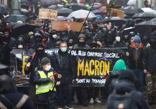 Γαλλία – Διαδηλώσεις από αντιεμβολιαστές με συνθήματα κατά του Εμανουέλ Μακρόν