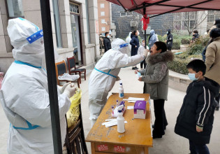 Κοροναϊός – Η Όμικρον έφερε αύξηση των παγκόσμιων κρουσμάτων κατά 50%