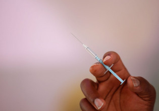 Αναμνηστική δόση: Θεαματική μείωση στον κίνδυνο θανάτου από Όμικρον και BA.2