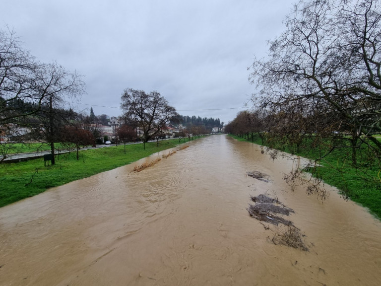 Τρίκαλα – Υπερχείλισε ο Ληθαίος ποταμός – Χιονίζει ασταμάτητα στα ορεινά