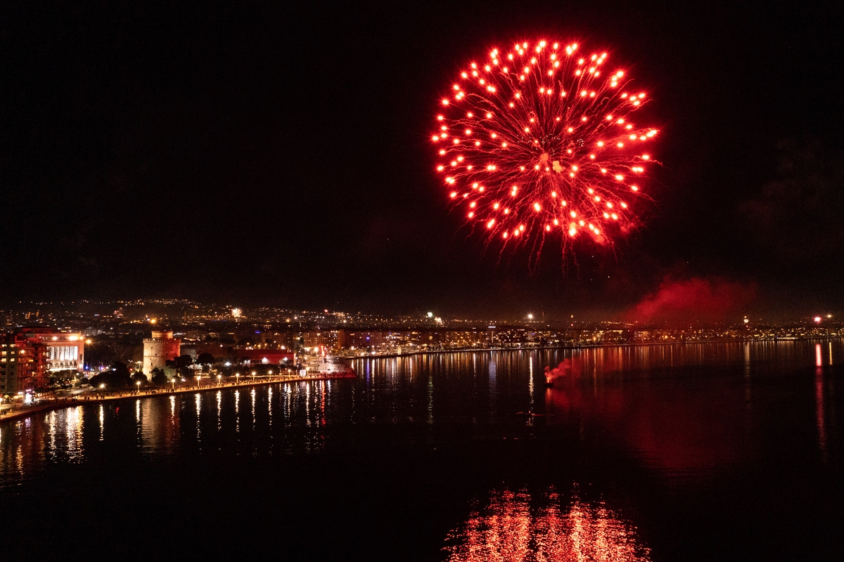 Πρωτοχρονιά 2022 - Φαντασμαγορικό θέαμα με πυροτεχνήματα στη Θεσσαλονίκη