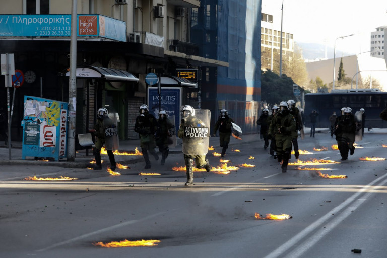 Θεσσαλονίκη – Ελεύθερη με όρους η 26χρονη για τη μολότοφ