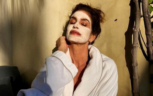 Πώς να τονώσετε την επιδερμίδα μετά από hangover