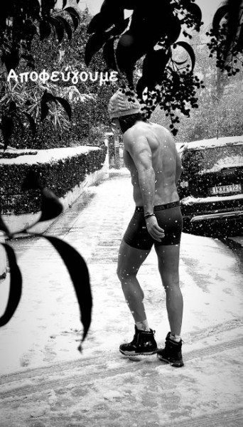 Μόνο με το μποξεράκι στα χιόνια ο Γιάννης Σπαλιάρας (pics)