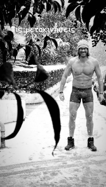 Μόνο με το μποξεράκι στα χιόνια ο Γιάννης Σπαλιάρας (pics)