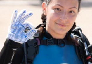 Τάνια Δράκου: Ποια είναι η εθελόντρια που συγκίνησε με το τραγούδι της