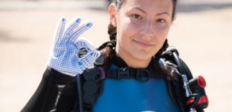 Τάνια Δράκου: Ποια είναι η εθελόντρια που συγκίνησε με το τραγούδι της