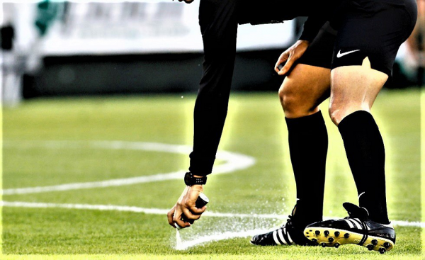 Διαιτητής ανακοίνωσε ότι έχει σχέση με ποδοσφαιριστή