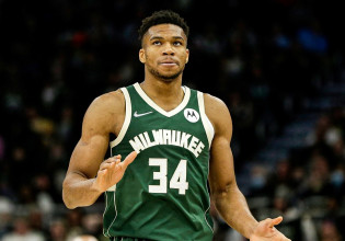 To double – double του Γιάννη κόντρα στους Πίστονς