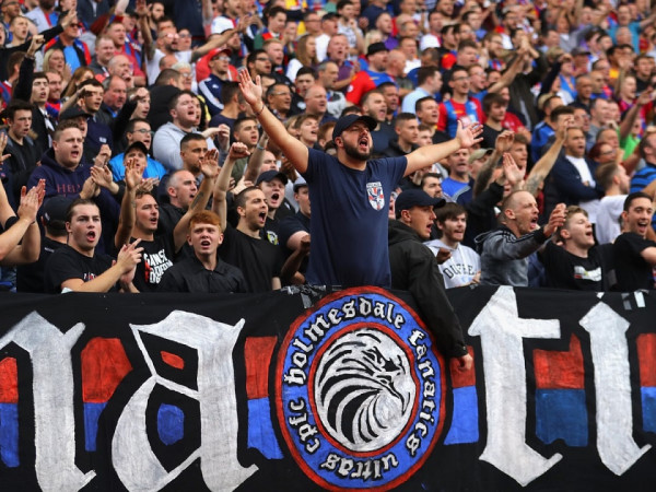 Οι φίλαθλοι της Κρίσταλ Πάλας αποχαιρέτησαν οπαδό του Πανιωνίου