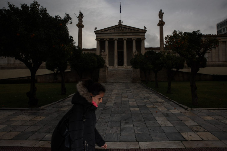 Κοροναϊός: «Μαύρος» Ιανουάριος με 1.759 θανάτους – Πότε θα σταματήσει η πανδημία να βγάζει νοκ άουτ προβλέψεις και στρατηγικές