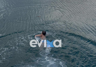 Εύβοια – Συγκίνησε 10χρονος που βούτηξε για να πιάσει τον Σταυρό