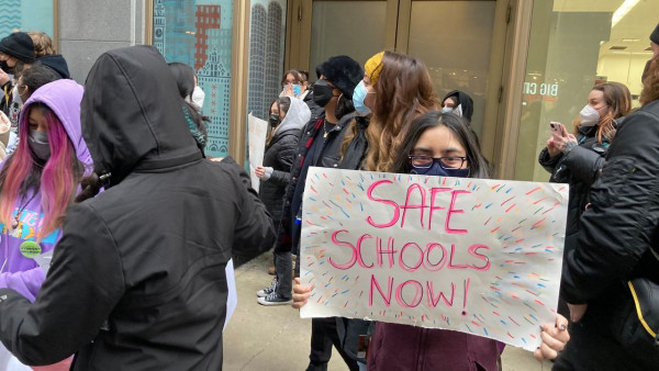 Σικάγο – Αντάρτικο μαθητών στην επαναλειτουργία των σχολείων – Γυρνάμε στα θρανία χωρίς μέτρα
