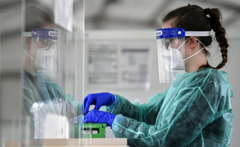 Παραλλαγή Όμικρον – Γιατί αυξάνονται οι επαναμολύνεις; – Τι λένε οι ειδικοί