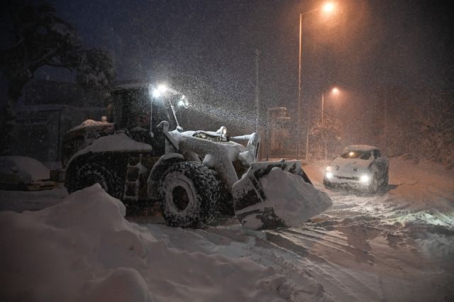 Snowstorm chaos: Drivers trapped for over seven hours on Attiki Odos, government blames motorway company, calls in army