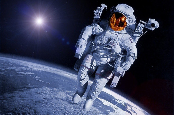 ΕΕ: Η Ούρσουλα Φον Ντερ Λάιεν σε «διαστημική» συνάντηση με αστροναύτη