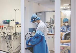 Να κολλήσω την Ομικρον; Ασ’ το καλύτερα…