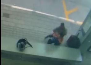 ΗΠΑ – Επιχείρησε να στραγγαλίσει άγνωστη γυναίκα με κορδόνι σε στάση λεωφορείου