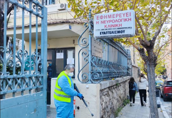 Δήμος Αθηναίων - Απολυμάνθηκαν οι εξωτερικοί χώροι και οι είσοδοι 12 νοσοκομείων της πόλης