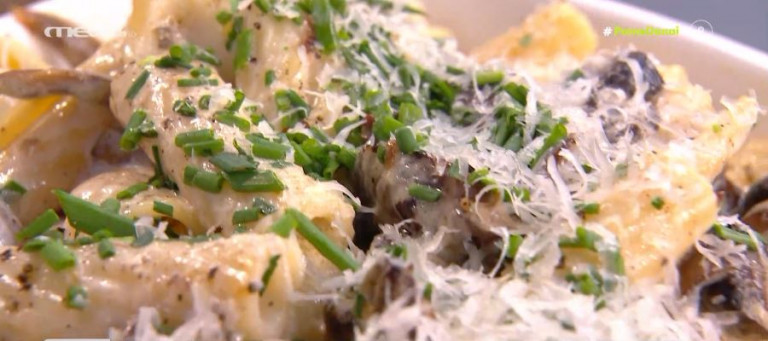 Ο Τίμος Ζαχαράτος ετοιμάζει ριγκατόνι με άγρια μανιτάρια και κρέμα λευκού κρασιού