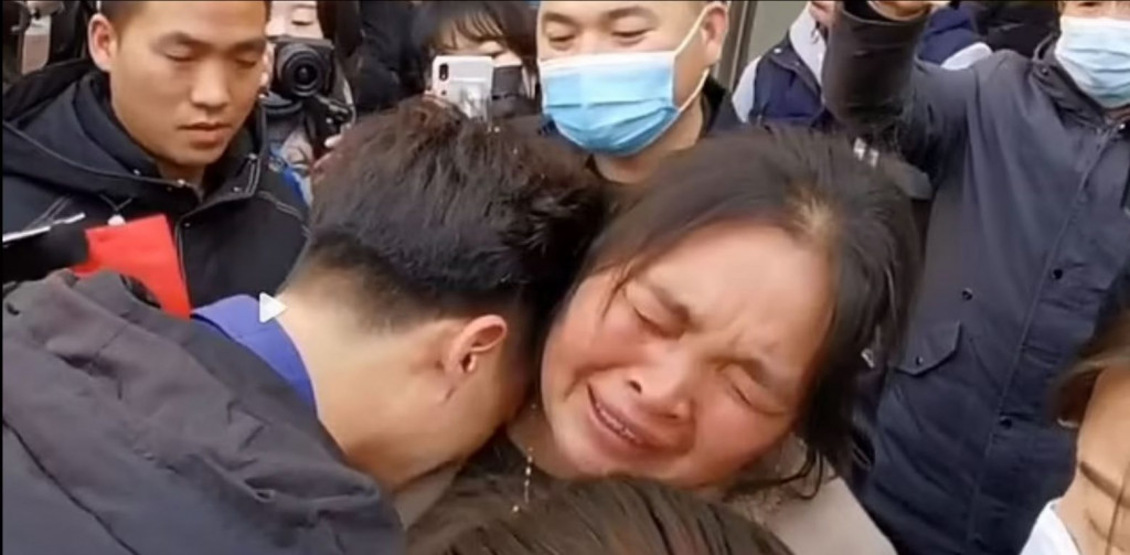 Κίνα – Η στιγμή που η μάνα συναντά τον γιο της που είχε απαχθεί πριν 33 χρόνια – Συγκλονιστικό στιγμιότυπο