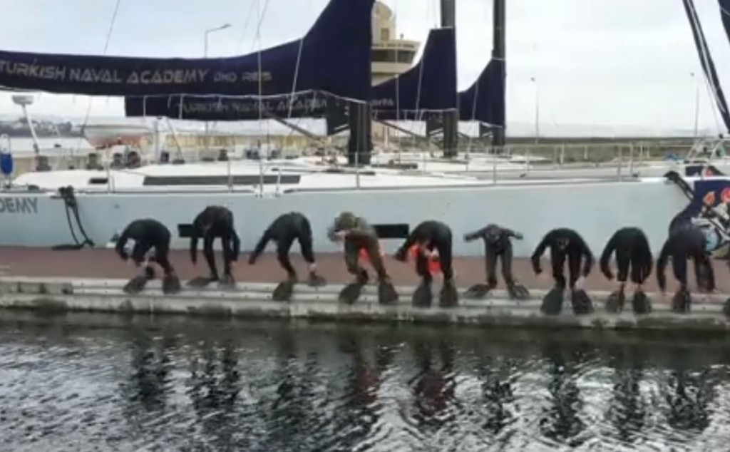 Τουρκία – Το προπαγανδιστικό βίντεο του Ακάρ για το Καστελλόριζο – Τούρκοι σπουδαστές κολυμπούν 1.950 μέτρα