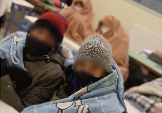 Καβάλα: Μαθητές Γυμνασίου κάνουν μάθημα τυλιγμένοι σε… κουβέρτες!