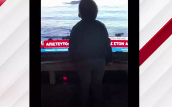 Άλιμος: Πιτσιρικάς φιλά την εικόνα της τραυματισμένης φάλαινας