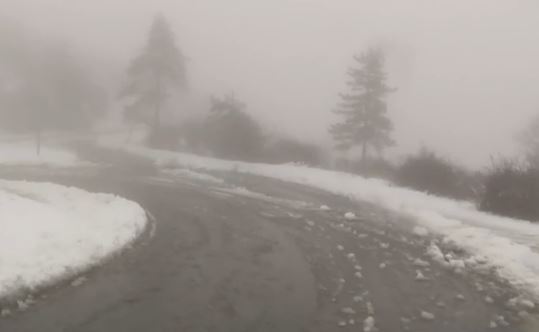 Διομήδης – Έπεσαν τα πρώτα χιόνια στην Πάρνηθα – Διακοπή κυκλοφορίας
