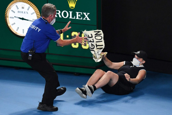 Australian Open: Διαδηλωτής διέκοψε τον τελικό και τον πήραν… σηκωτό