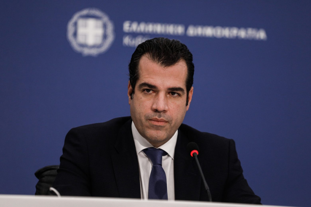 Ο Πλεύρης ευχήθηκε χρόνια πολλά από το κέντρο επιχειρήσεων του ΕΚΑΒ