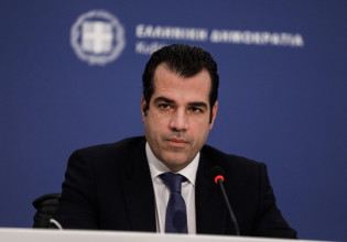 Ο Πλεύρης ευχήθηκε χρόνια πολλά από το κέντρο επιχειρήσεων του ΕΚΑΒ