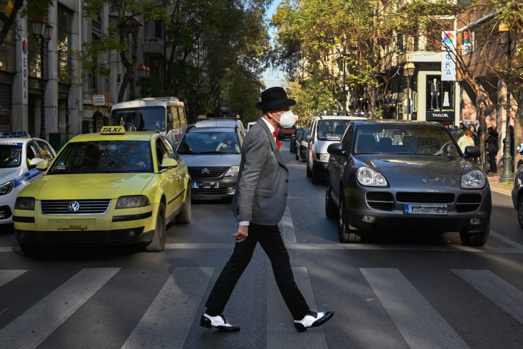 Τηλεοπτικοί αστέρες και βουλευτές που νοσούν με κοροναϊό