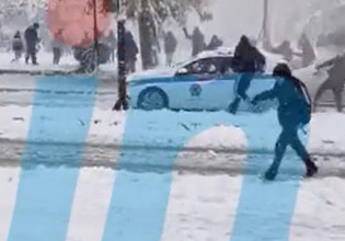 Κακοκαιρία «Ελπίδα»: Ανεγκέφαλοι «επιτίθενται» μέσα στα χιόνια σε περιπολικό – Εξοργιστικό βίντεο