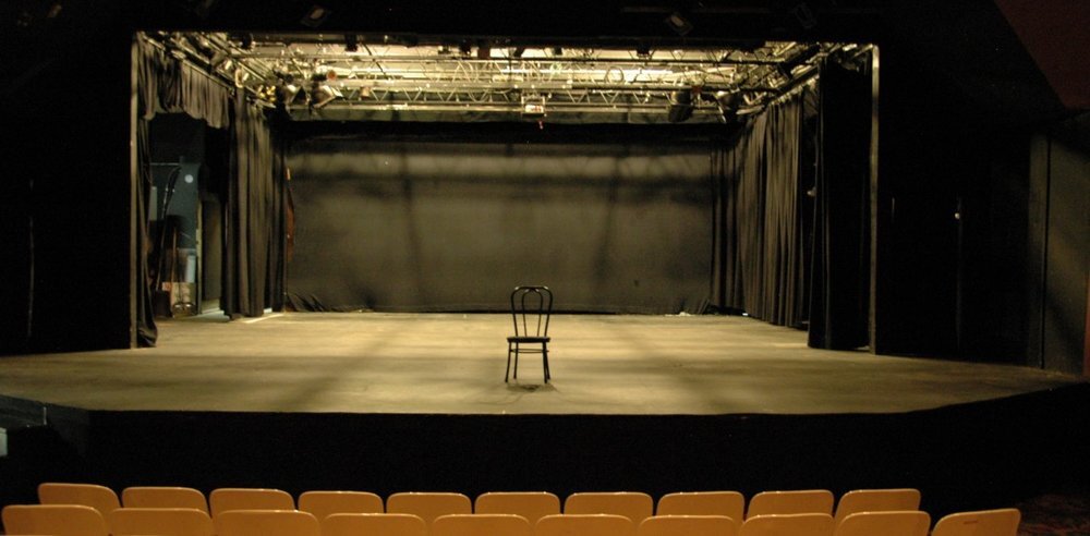 Γνωστός ηθοποιός τηλεφώνησε για βόμβα στο θέατρο που έπαιζε και κατέληξε στο… κρατητήριο