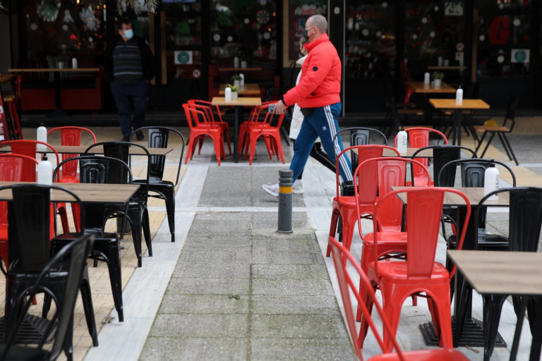 Πλεύρης – Παράθυρο για χαλάρωση των μέτρων – Τι θα γίνει με τα πρόστιμα στους ανεμβολίαστους άνω των 60 ετών
