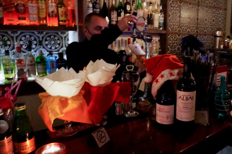 Κοροναϊός: Χαλαρώνουν τα μέτρα από τη Δευτέρα, αν και οι νεκροί παραμένουν στα ύψη – Τι φοβούνται οι ειδικοί