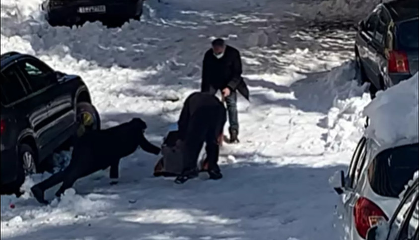 Κακοκαιρία Ελπίδα: Αδιανόητο βίντεο – Σέρνουν φέρετρο στα χιόνια στου Ζωγράφου