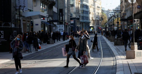 Ελβετία – Η κυβέρνηση μειώνει σε πέντε ημέρες τον χρόνο της υποχρεωτικής καραντίνας