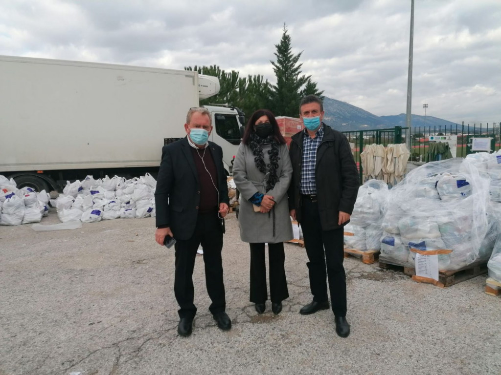 Ντροπή για το Κορωπί-Σακούλες με τρόφιμα για φτωχούς πάνω στο δρόμο και σε παλέτες