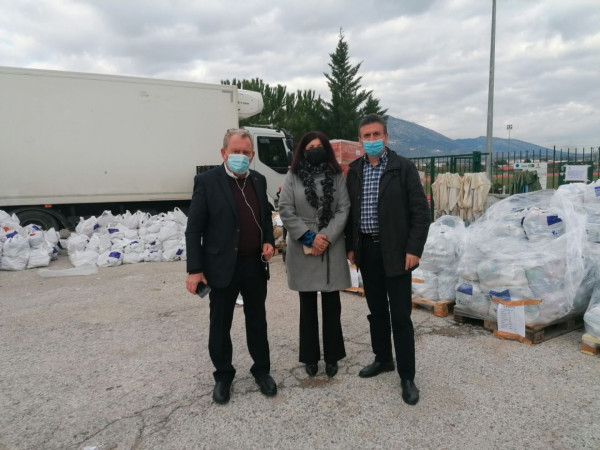 Ντροπή για το Κορωπί-Σακούλες με τρόφιμα για φτωχούς πάνω στο δρόμο και σε παλέτες
