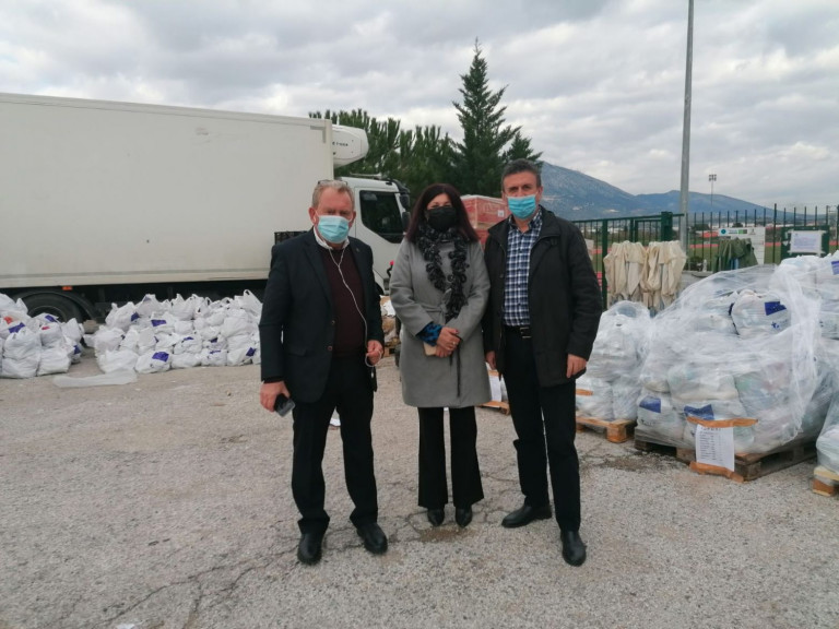 Ντροπή για το Κορωπί-Σακούλες με τρόφιμα για φτωχούς πάνω στο δρόμο και σε παλέτες