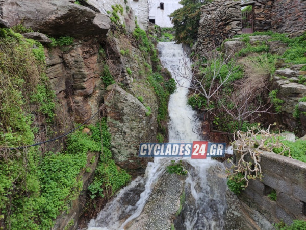 Πάρος: Μοναδικές εικόνες από τις Λεύκες και τον καταρράκτη που σχηματίστηκε στο χωριό
