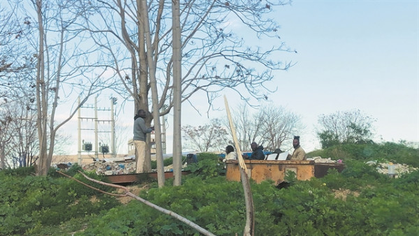 Οι «αόρατοι» άθλιοι του Ελαιώνα