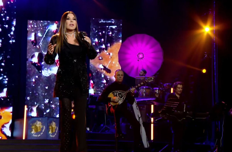 «Ναι, στην αγάπη αυτή λέω ναι» τραγουδάει η Άντζελα Δημήτριου και οι ερωτευμένοι «λιώνουν»